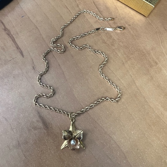 Chaîne avec pendentif orchidée en or 18k pèse 5 grammes neuf 17 pouces - Picture 4 of 4